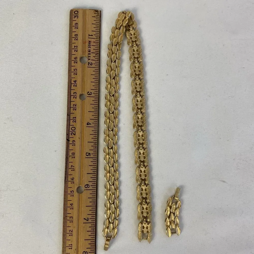 Vintage Gold 60’s Leaves Necklace.